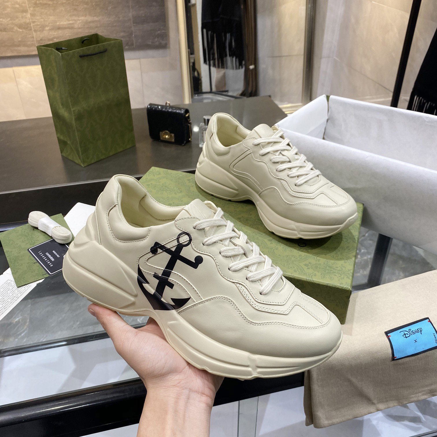 

Rhyton Designer Shoes Beige Men Trainers Vintage Luxury Chaussures Ladies White Shoe Fashion Sneakers Wave Mouth Sneaker, Gu5