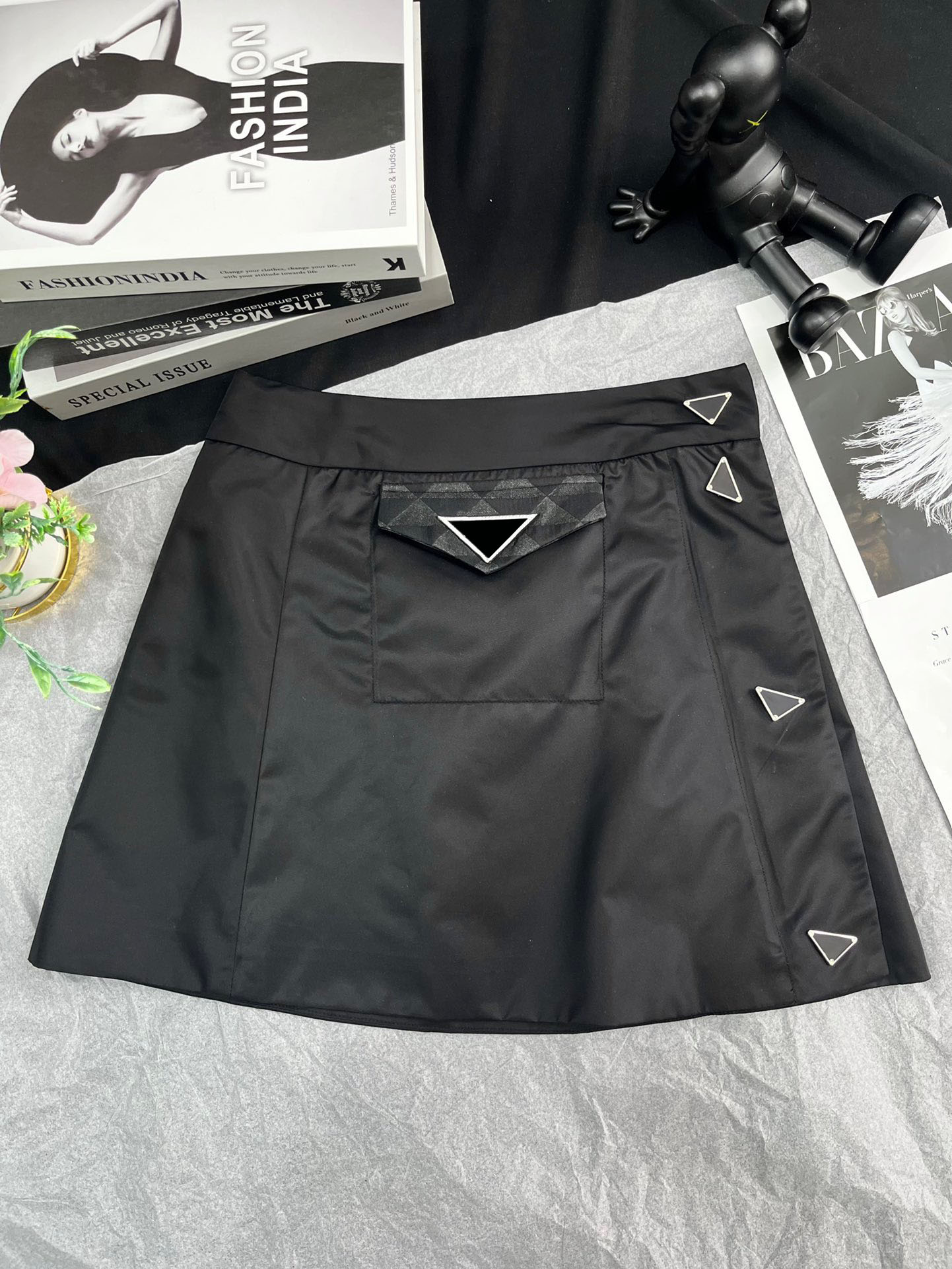 

2023 New Fashion Skirts Split Patchwork Black Midi Skirts Women High Waist Triangle Badge Casual Mini Skirt