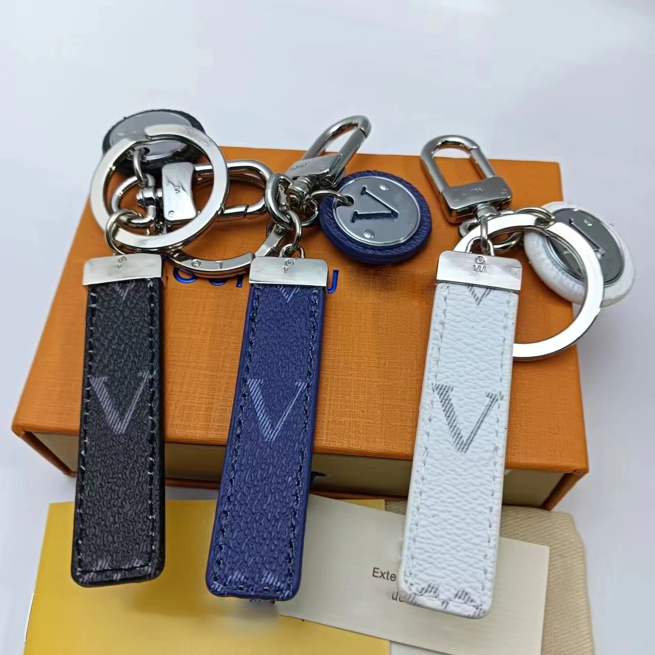 

Designer keychain luxury key chain letters bag charm women car key ring classic old flowers personalized pendant men couple style exquisite good nice