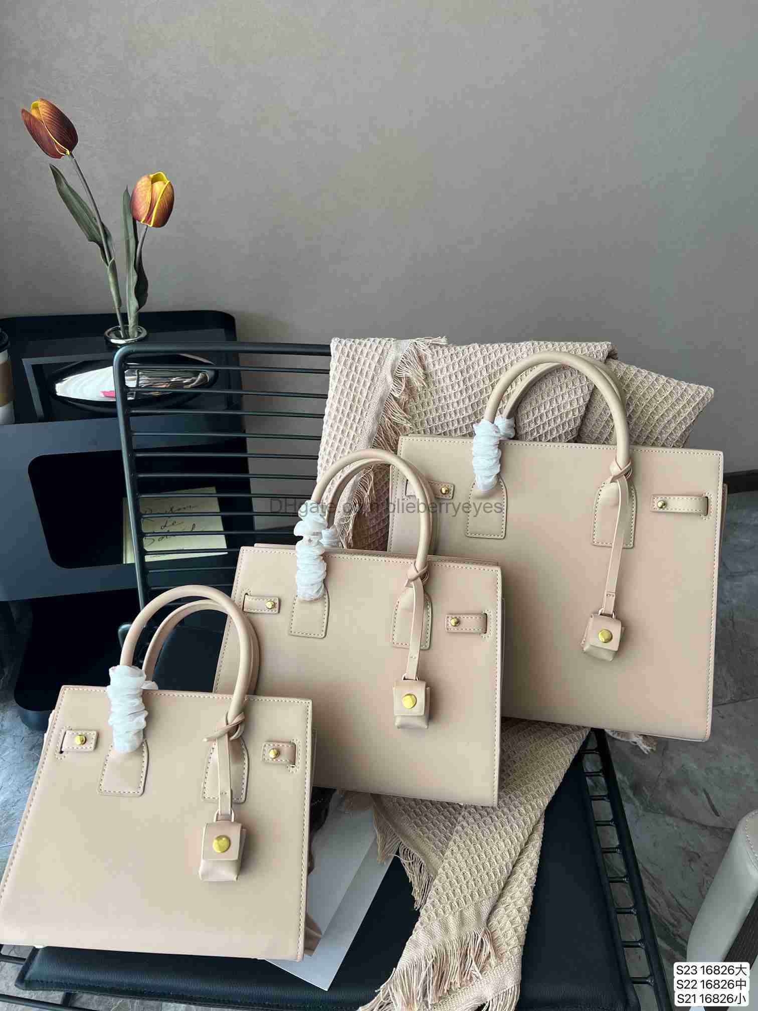 

Designer Bag Tote Fashion Handbag Commuter Shopping Big Bag Large Capacity Good Quality Crossbody Bag Generous Convenient Practical Bag, Red