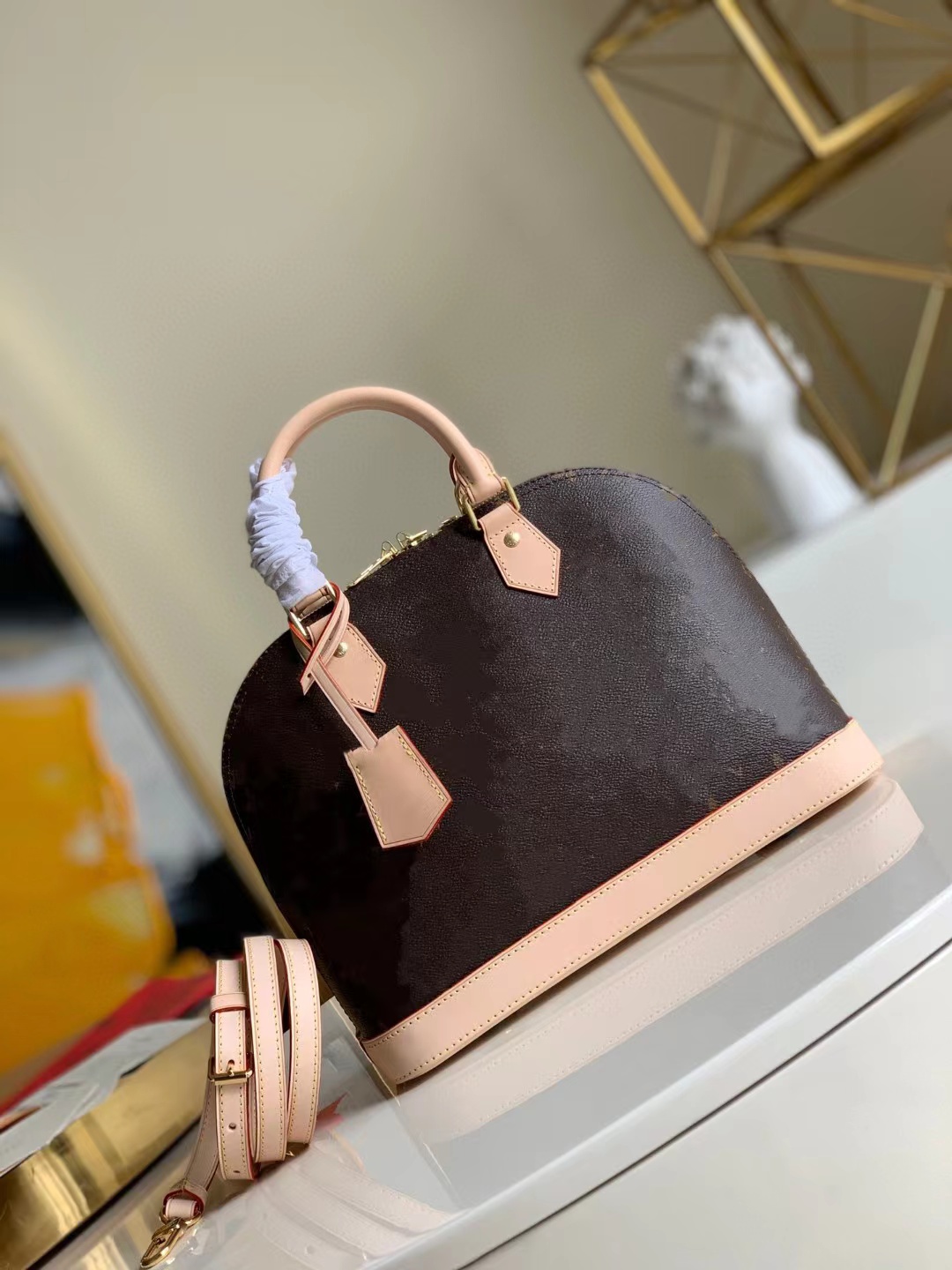 Luxurys Designers Clutch Shopping Bags Handheld bag paired with a unique dome shape and optional leather shoulder straps provide a wider range of-image-939260096