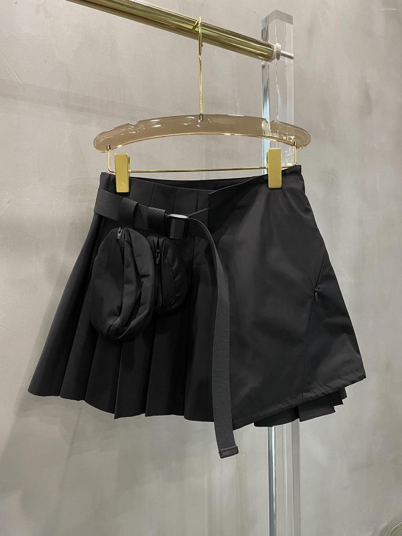 

Skirts The Youthful Spirit Of Avant-garde Blends With Street Culture. This Pleated Skirt Elements An Outdoor Bag, Black