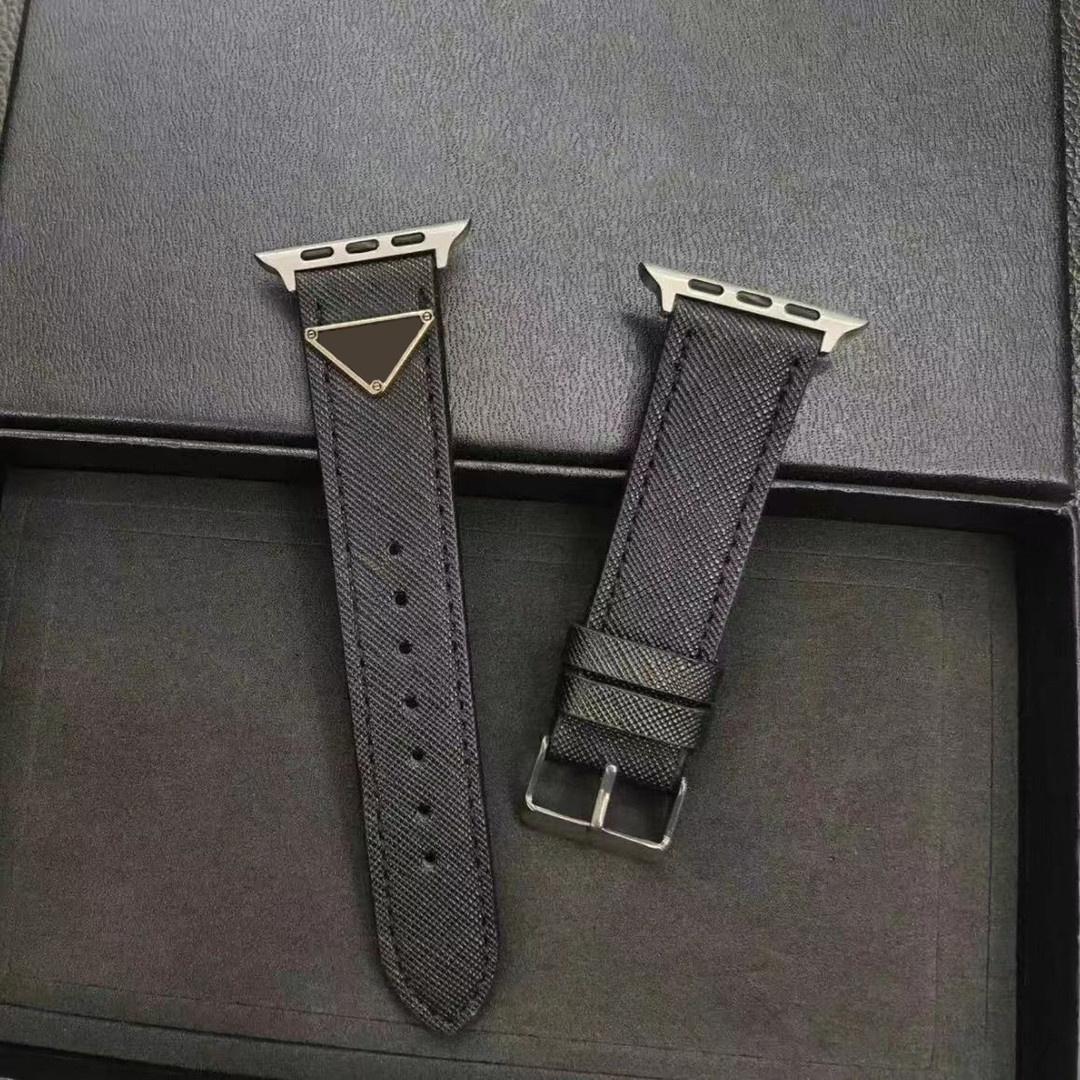 

Top Designer Watchbands Strap For Apple Watch Band 42 38 40 41 44 45 49 mm iwatch 8 7 6 5 4 3 2 Bands For Man And Woman Black Leather Letter Print Straps