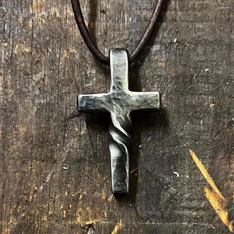 

Pendant Necklaces Antique Silver Color Twisted Cross Necklace Simple Classic Fashion Vintage Jewelry Gift For Women Men