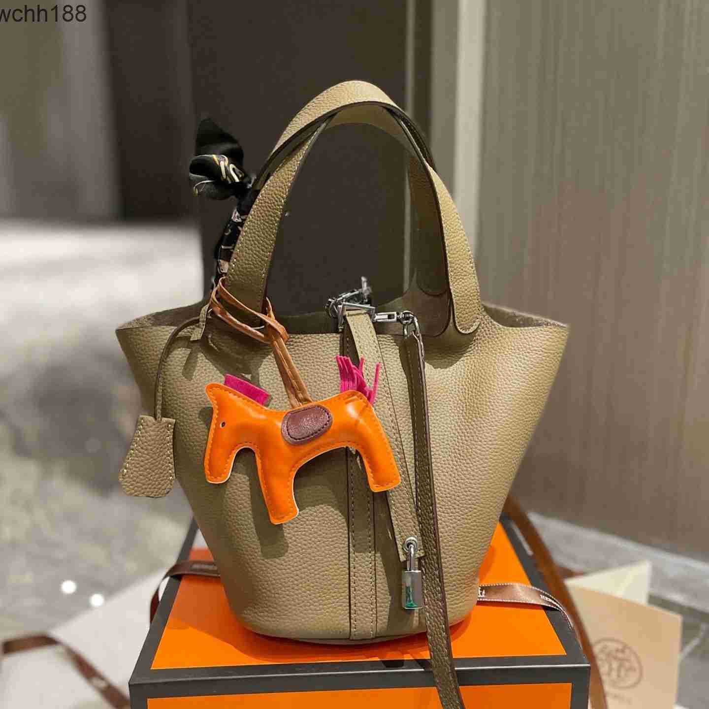 

Lychee Bag Layer Designer 2023 Cowhide Tote Bucket Basket Picotin Bucket Bags Pattern Locks Top Portable Mother Color 6-piece O43x, Red