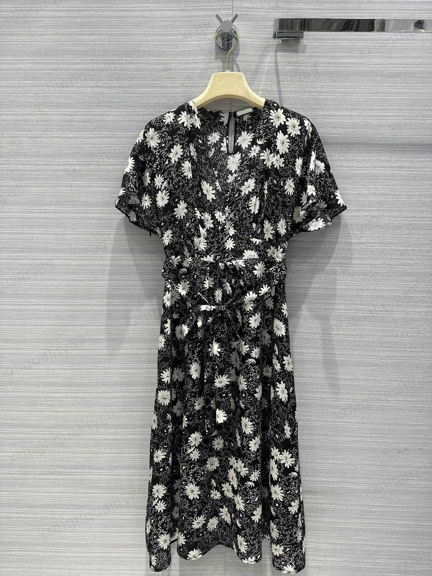 

Drop Shoulder Sleeve Designer Dress Temperament V-neck Silk Romantic Small White Daisy Print Pattern Dress Bubble Shoulder Waist A-shaped Dresses For Women