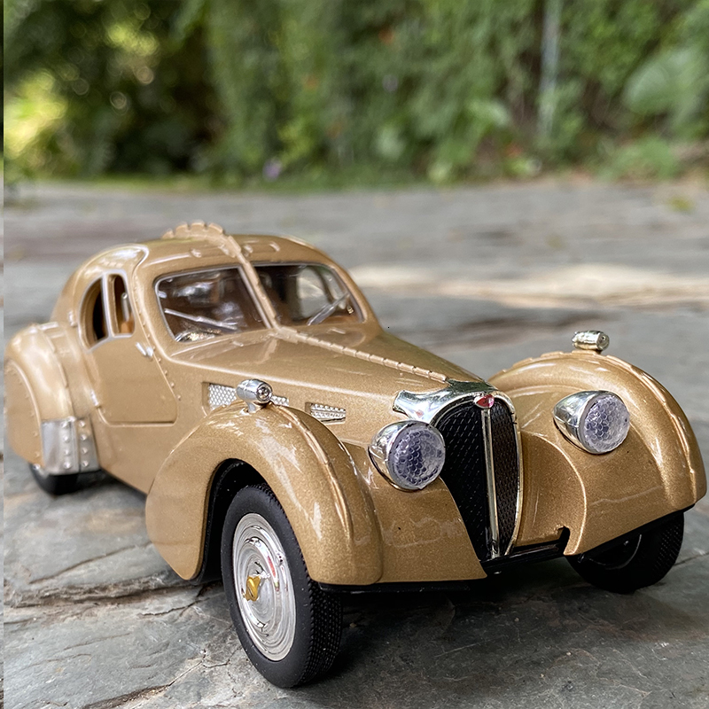 

Diecast Model 1 28 Bugatti TYPE 57SC Classic Car Alloy Car Model Diecasts Metal Toy Retro Vehicles Car Model Simulation Collection Kids Gift 230509