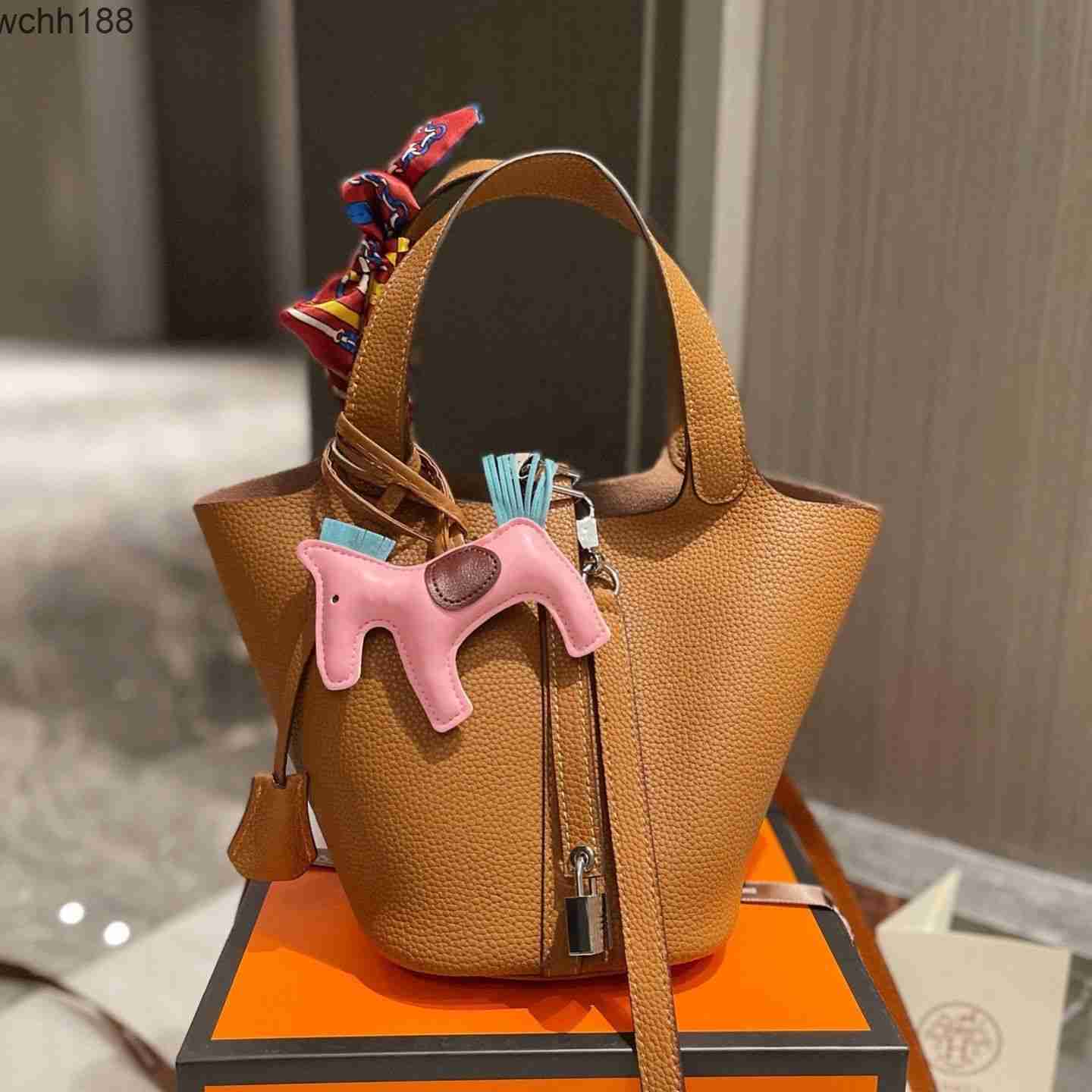 

Bucket Bag Pattern Designer 2023 Cowhide Tote Basket Bucket Picotin Bags Lychee Locks Top Layer Portable Mother Color 6-piece Qbhr, Red