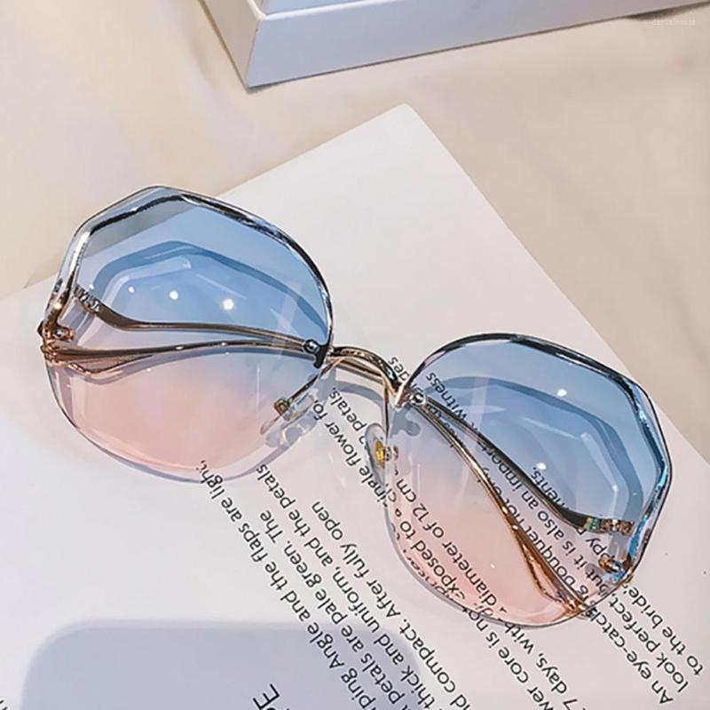 

Sunglasses XaYbZc 2023 Fashion Tea Gradient Women Ocean Water Cut Trimmed Lens Metal Curved Temples Sun Glasses Female UV400