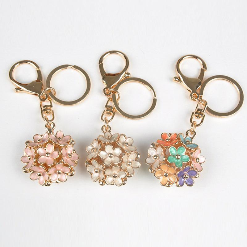 

Keychains 2023 Cute Women Alloy Hollow Daisy Flower Double Sides Couple Car Keychain Keyring