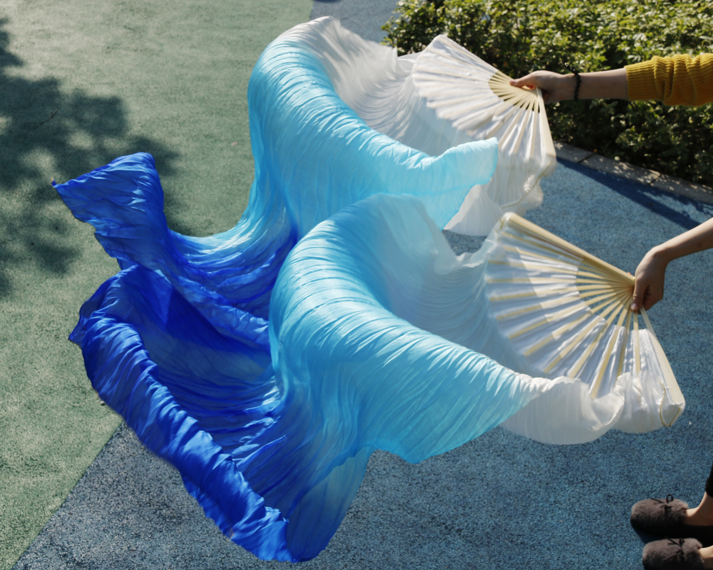 

Sarongs female high quality Chinese silk veils dance fans Pair of belly dancing fans 2pcs White sky blue blue 230509