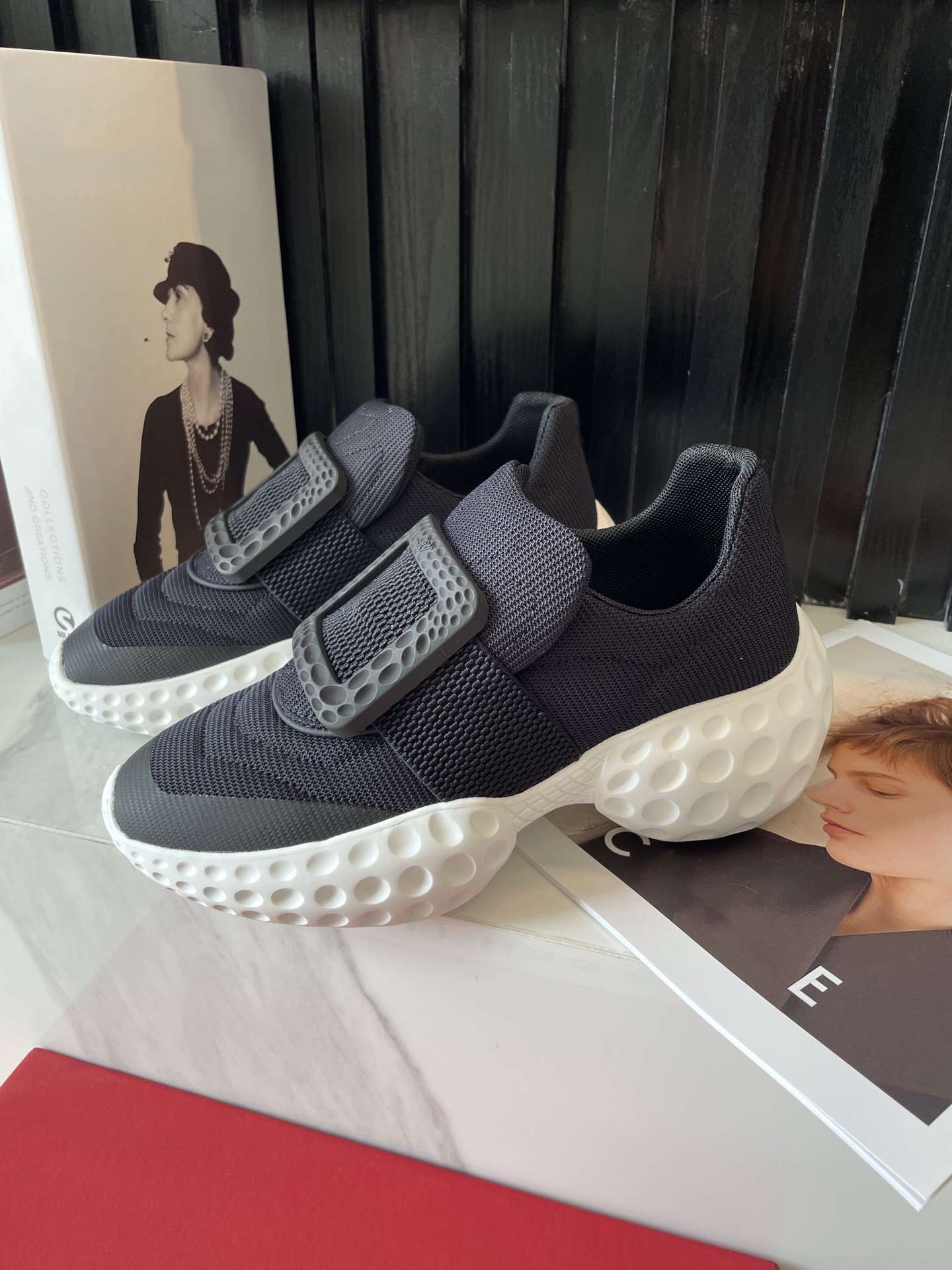 

2023 Summer Women's Casual Shoes Classic Diamond Buckle Fashion Vitality Sports Style Designer Fashion Sports Shoes, Black