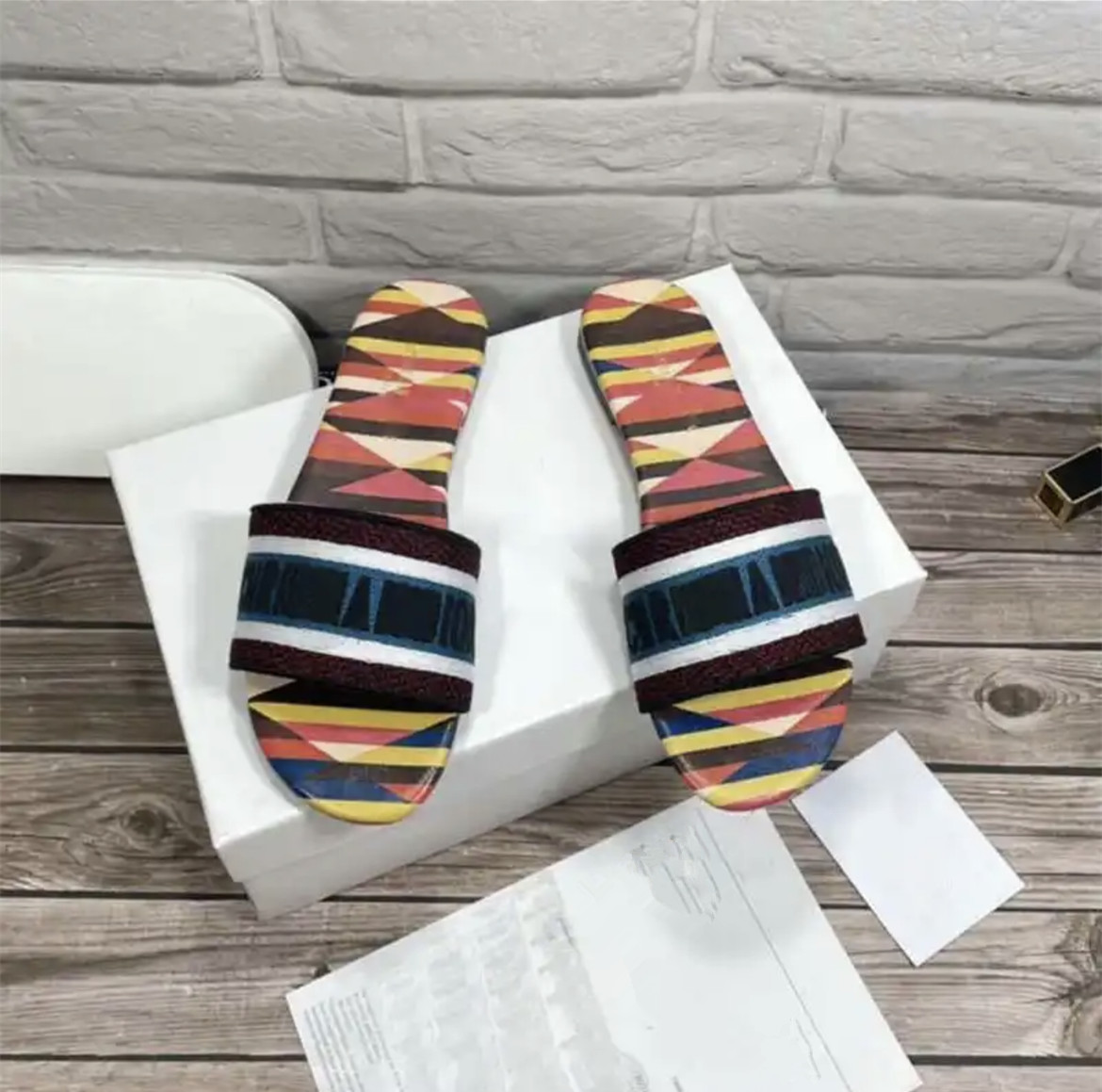 

2023 designer slipper for Women sandal CD Green Yellow Black White red casual Outdoor beach Flat bottom sandals Luxury embroidery slides euro size 35-42