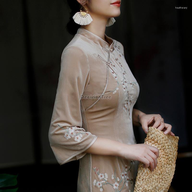 

Ethnic Clothing 2023 Improved Retro Cheongsam Spring Embroidered Chinese Style Half Sleeve Velvet Mid-length Female Slimming Qipao S58