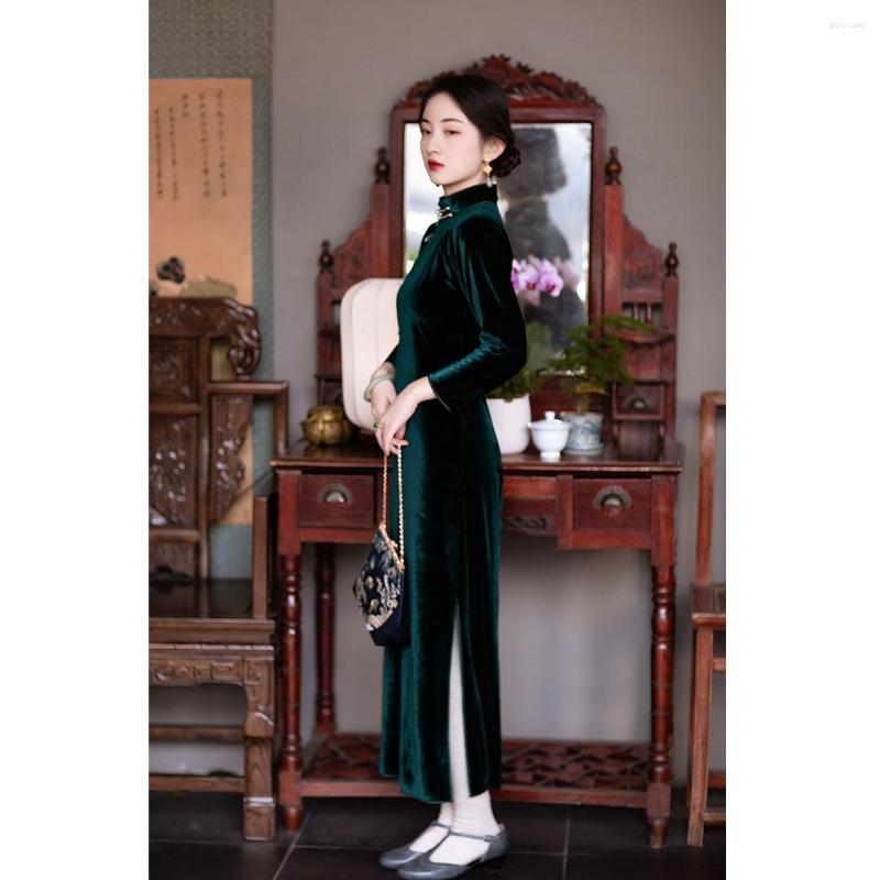 

Ethnic Clothing YiChengFengXu Autumn Elegant Red Velvet Side Slit Long Cheongsam Retro Green Banquet Evening Dress For Women Bridal Toast