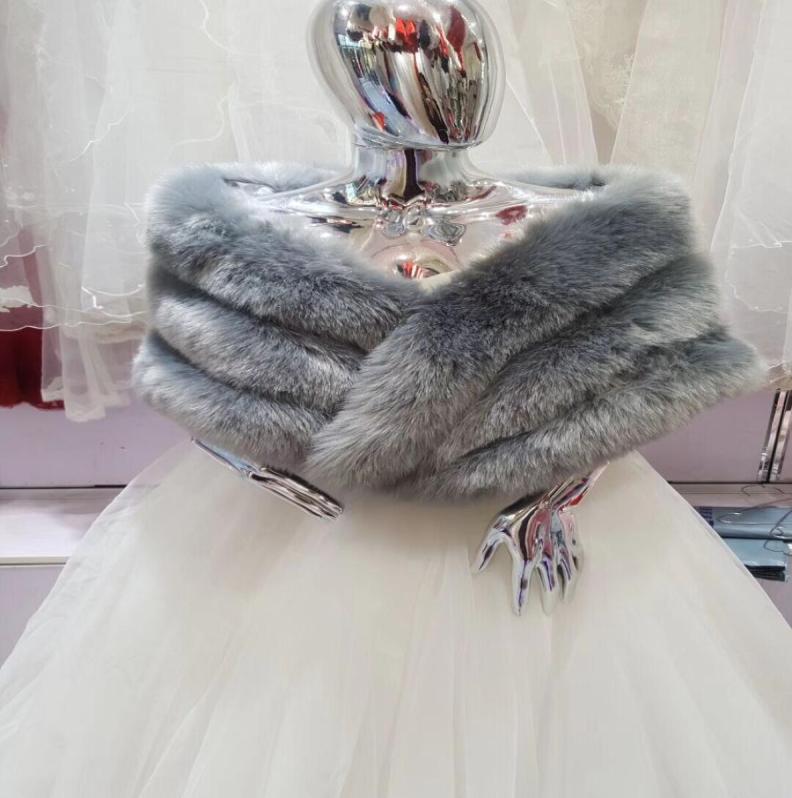 

2018 new style elegant 5 color Bridal Wraps Wedding Dress Fur Shawl Jackets Ivory Blue white black red pink Party Dress Faux Fox F6409187