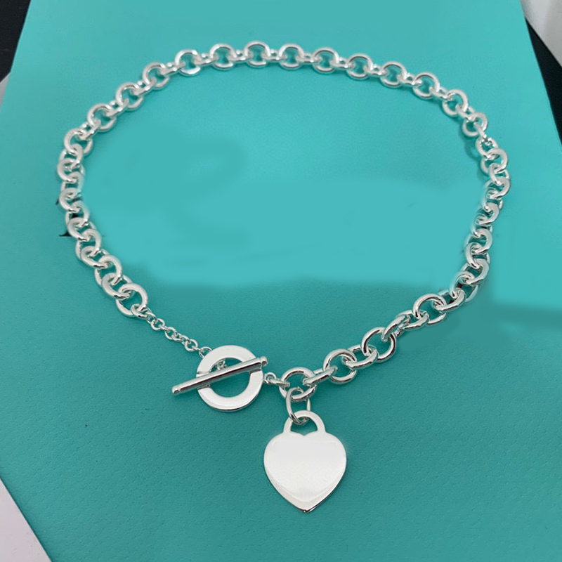 

Designer Silver Necklaces Hip Hop Pendant For Women Men Luxurys Designers Couple Necklace Designer Jewelry Mens Choker 2305097Z