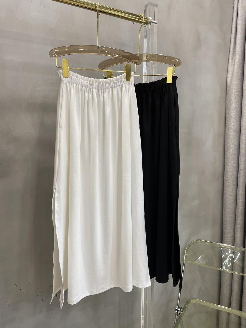 

Skirts A Tight Slit Half Skirt Is Slimming And Goes With Everything, Black