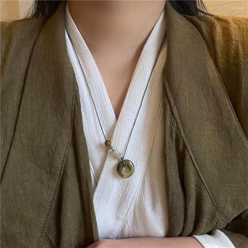 

Pendant Necklaces Chinese Style Imitation Jade Round Necklace Elegant Butterfly Flower Niche Design Clavicle Chain Girl Fashion Jewelry