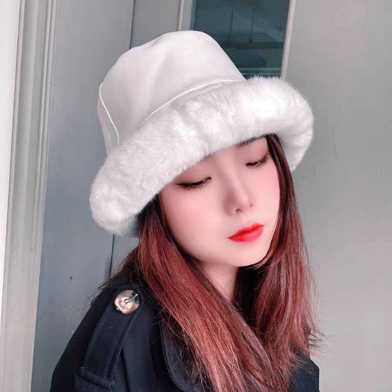 

Beanies Beanie/Skull Caps Designer Leather Fisherman Hat Female Autumn And Winter Online Celebrity Plush Padded Warm Basin Shows A Small, White