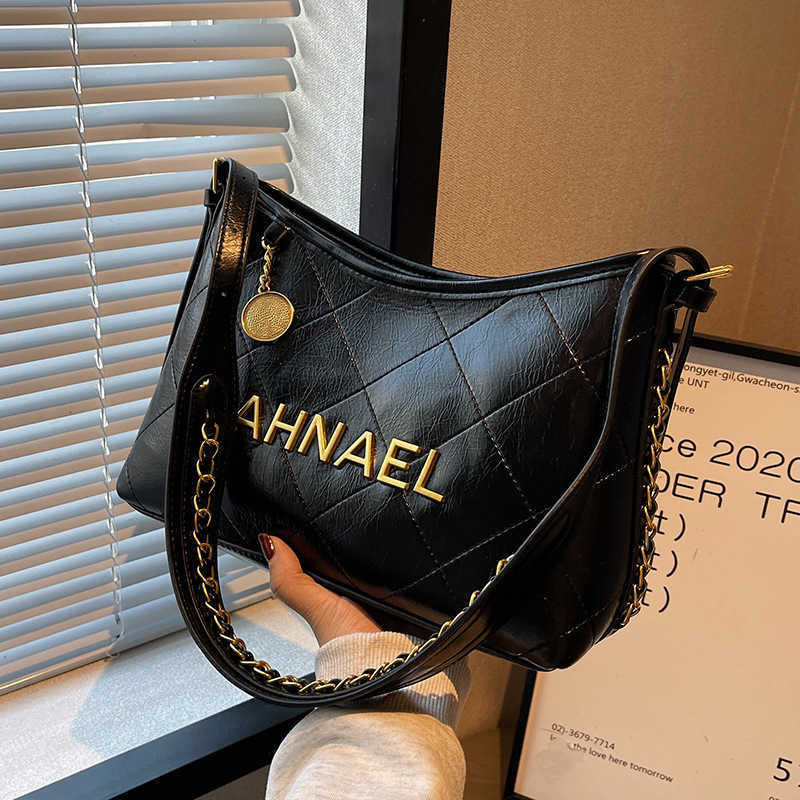

2023 Fashion hand This year's popular small autumn and winter new women's Versatile chain messenger One shoulder bucket bag, Large black