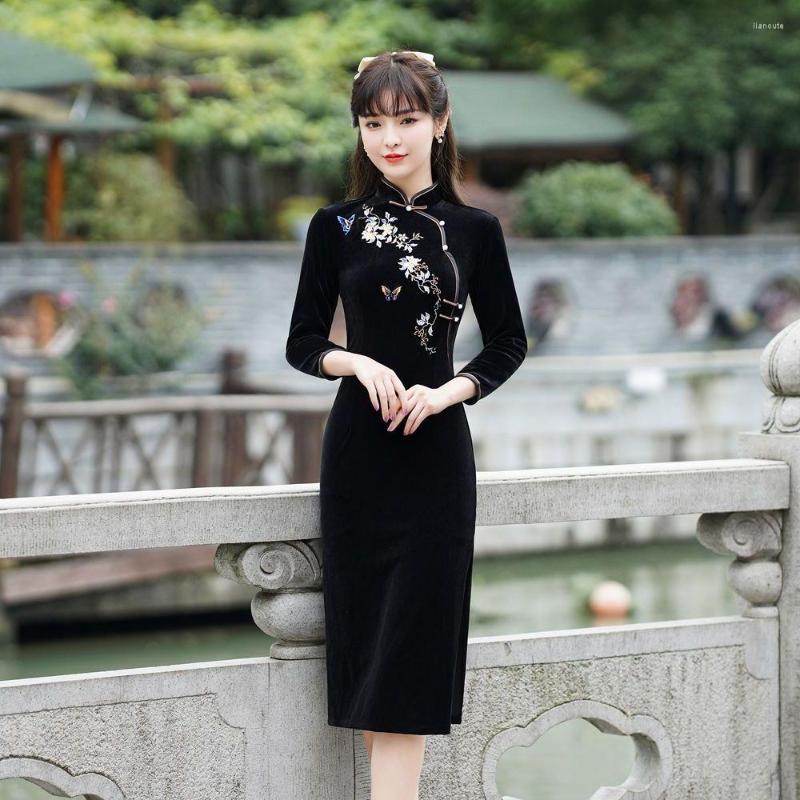 

Ethnic Clothing Autumn Republic Of China Retro Embroidery Black Velvet Large Size 4xl Long Sleeve Medium-length Qipao Improved Cheongsam