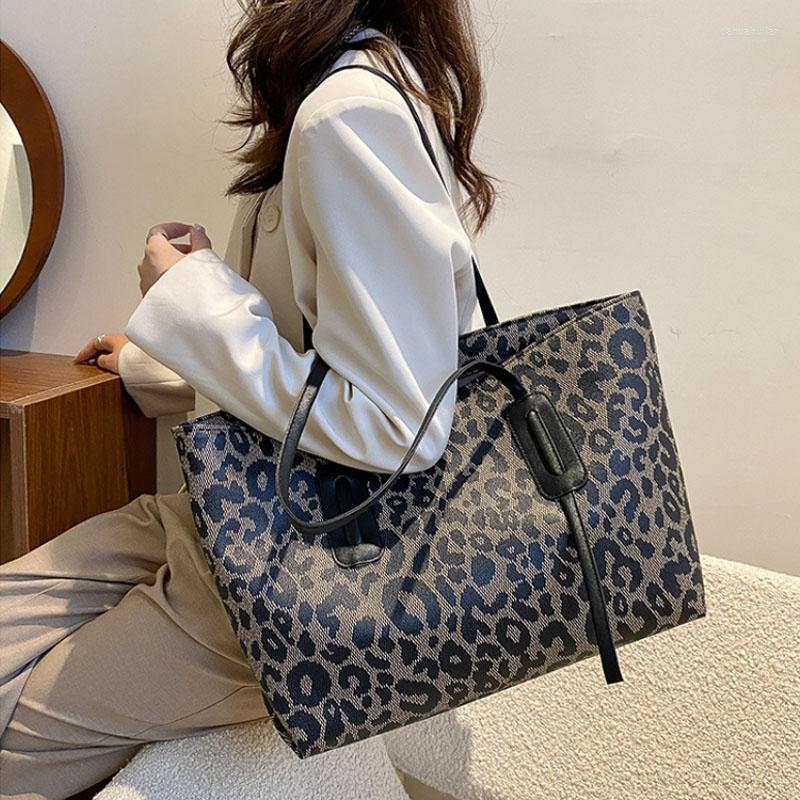 

Evening Bags Leopard Print Large Size Handbag Female 2023 Retro Capacity Shoulder Bag Trend Texture Commuter Handheld Tote, Black