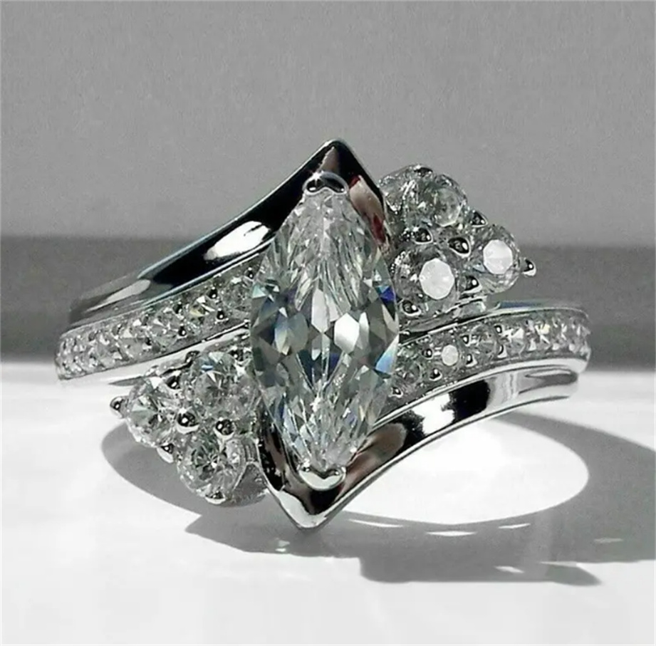 

Gorgeous 925 Silver Plated Zircon Ring - Perfect for Weddings & Everyday Wear!