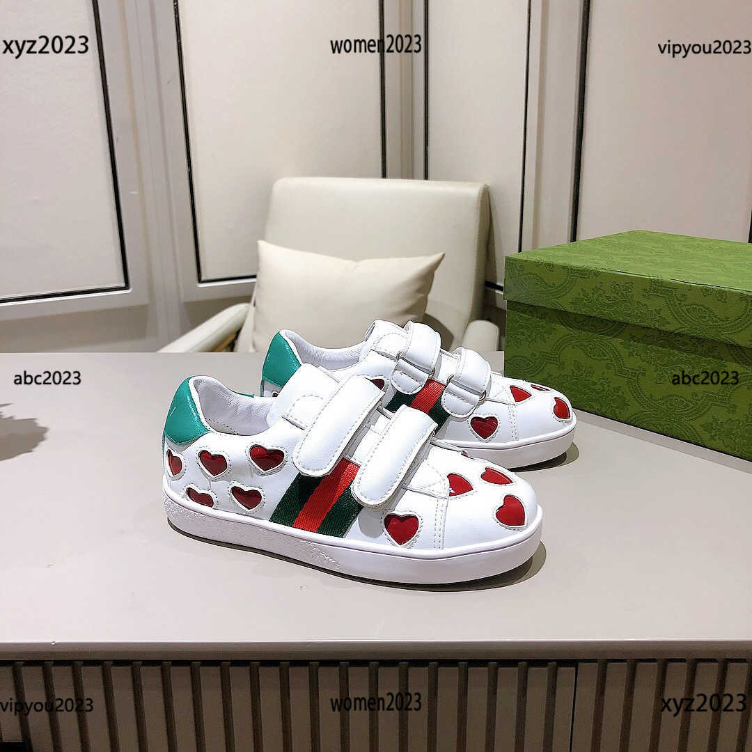 Enfants Casual Chaussure Creux coeur rouge décoration Enfant Baskets haute qualité bébé chaussures Nouvelle arrivée boîte à chaussures enfants ch