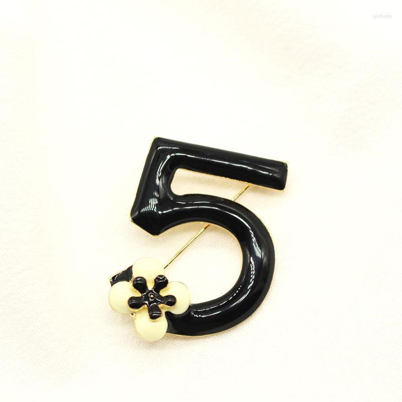 

Brooches Classic Fashion Number 5 Camellia Brooch Black White Flower Party Wedding For Woman