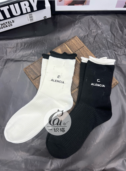 Été Nouvelles marchandises européennes Chaussettes Chaussettes à volants pour femmes Assortiment de couleurs déchirées Chaussettes spéciales à pr