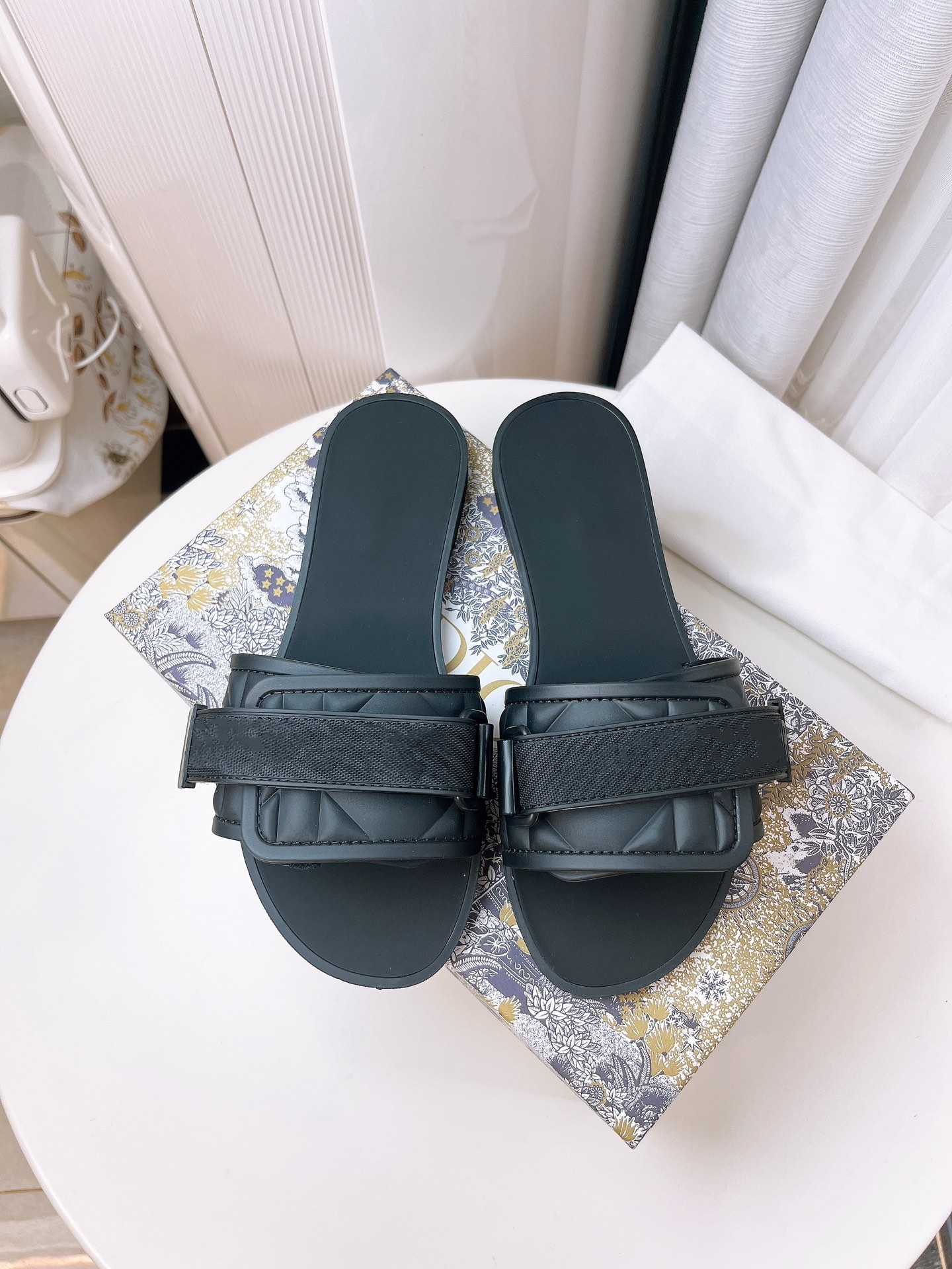 

2023 New slipper designer womens luxury slipper beach flatsole leather nylon clasp slipper letter clasp solid color series