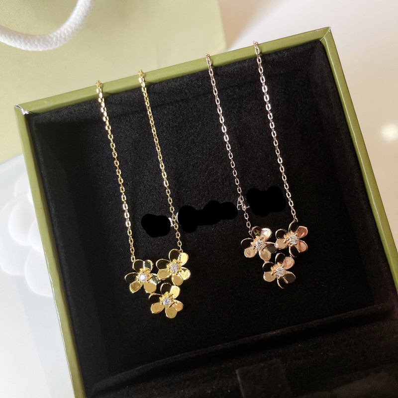 

High appearance level heavy industry three flower necklace for women wedding gift