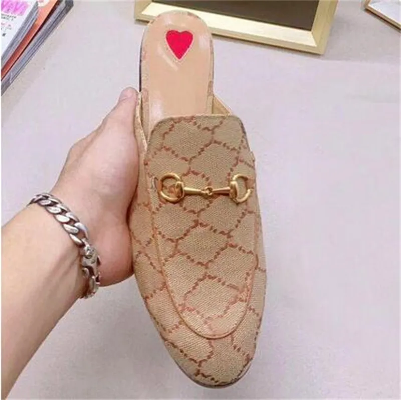 

2023 100% Leather men slippers soft cowhide Lazy women shoes Metal buckle beach slippers Mules Princetown Classic lady slippers, Cloth + apricot color