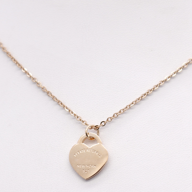 

Designer classic fashion peach heart personality pendant niche social party necklace women's collar chain