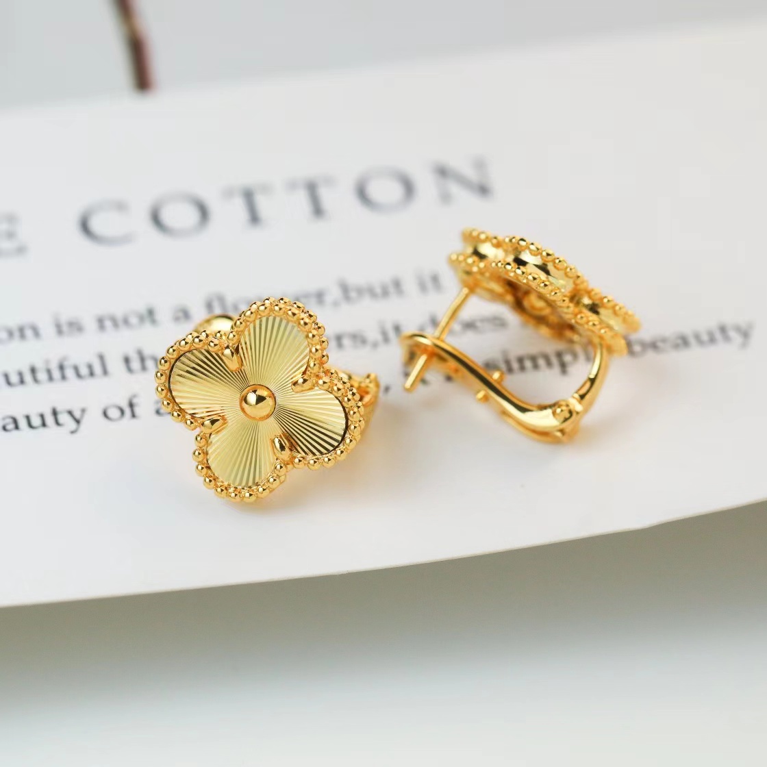 

Luxury earrings ear clip designer jewelry Fashion Classic for women Valentine's Day Gift shell turquoise bracelet 4 Four Leaf clover diamond earrings stud earrings