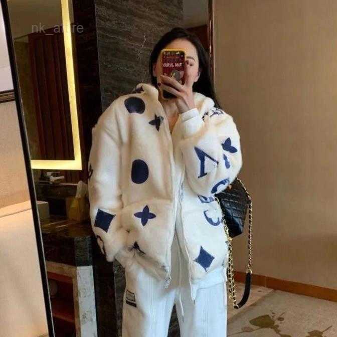 

Luxury womens jacket wool coat V designer hoodie winter fox fur embroidery zipper cardigan hoody jackets