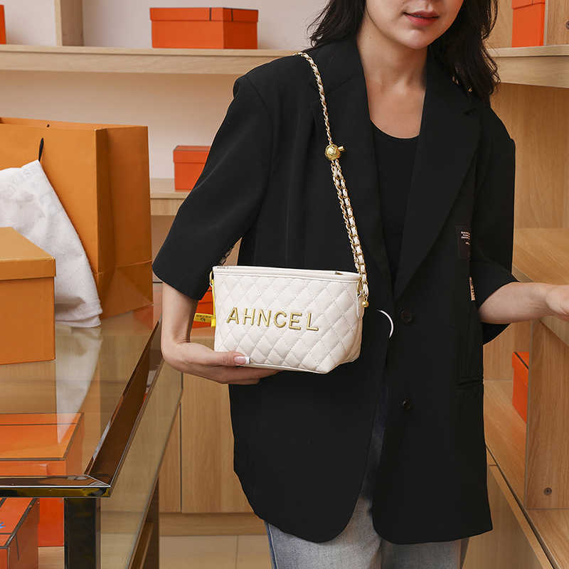 

50% OFF 2023 Fashion hand This year's popular for women in spring and summer new chain underarm small square textured diamond grid single shoulder crossbody bag, Black7