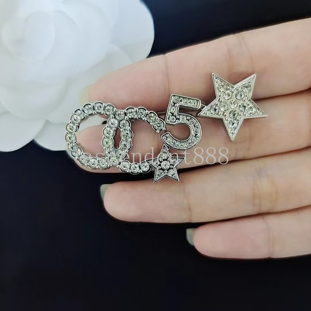 

Luxury Design Brand Desinger Brooch Women Letter Star Crystal Rhinestone Pearl Brooches Suit Pin Fashion Jewelry Accessories