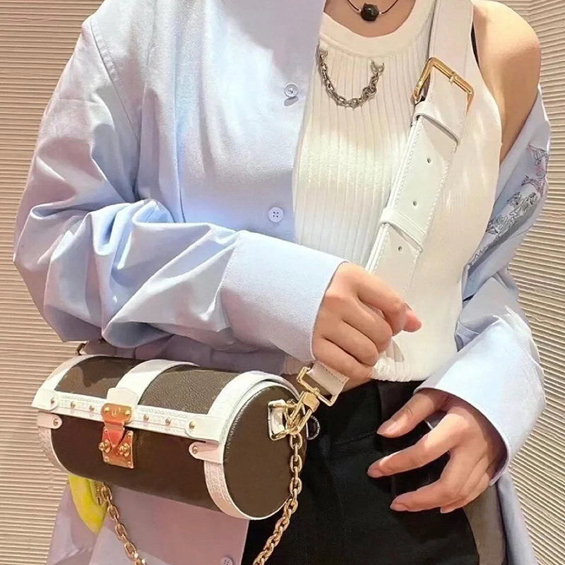 

LV088 10 A designer bag woman bag The duffel bag was transformed into a semi-rigid baguette bag. Latches, trunk trims and rivets M81485