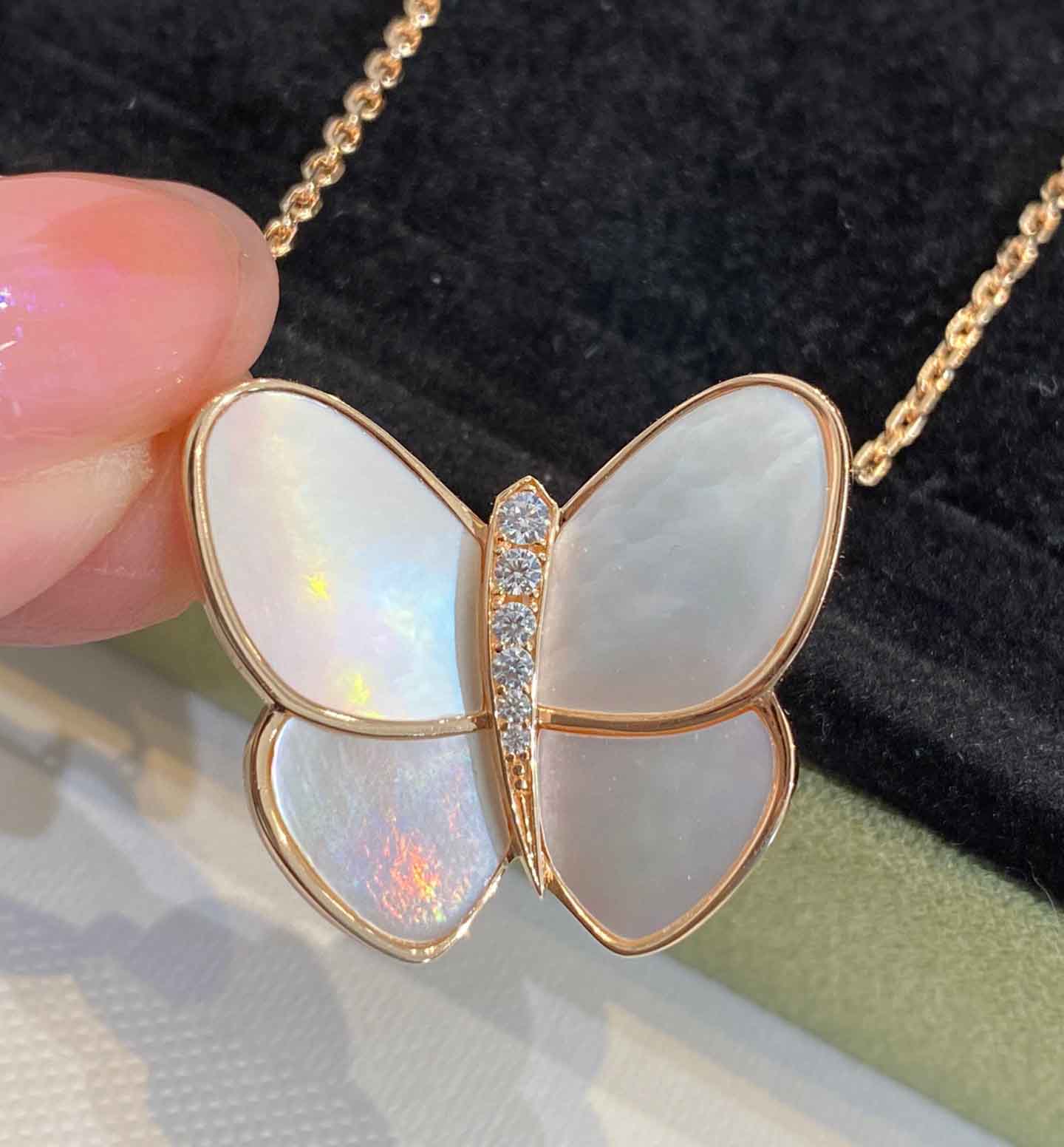 

2023 Luxury quality V gold material large size butterfly shape pendant necklace with nature grey and white shell beads in two colors plated have box stamp PS5125