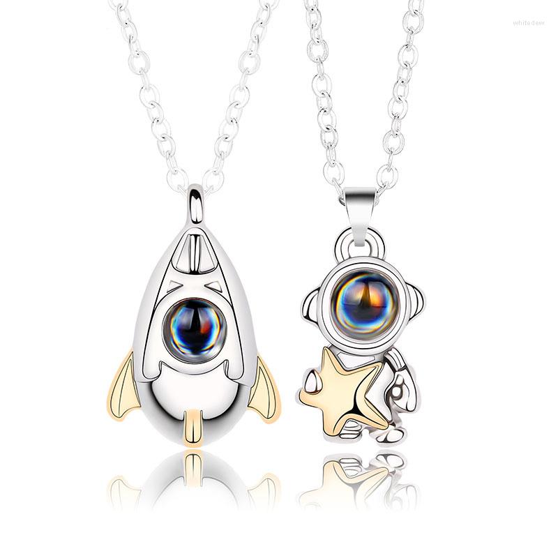 

Pendant Necklaces 2Pcs Cute Couple Neckalces Lover For Women Punk Rocket Spaceman Astronaut 100 Language Projection Paired Jewelry