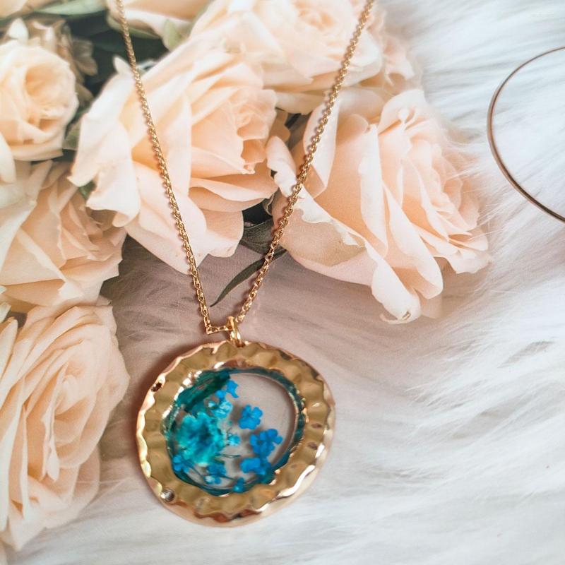 

Pendant Necklaces Renya 2023 Fashion Dried Flower Drum Hammer Necklace Blue Resin For Women Girls Accessories Gifts