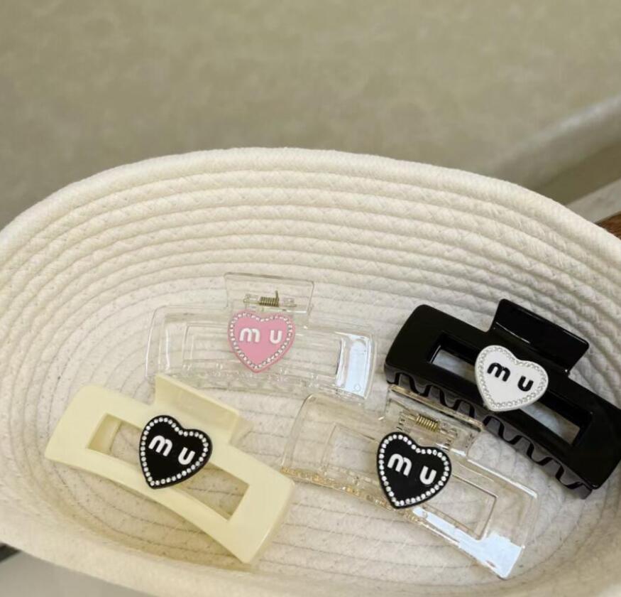 

Famous Women Brand Designer Letter Clamps Hairpin Leisure Versatile Solid Color Acrylic Hairclips Geometric Heart Shape Charm Hairgrip Fashion HairJewelry