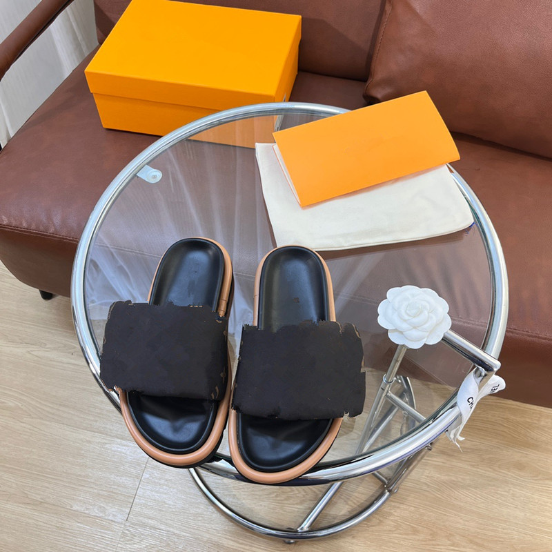 

famous brand Beach slippers Classic Flat heel Summer Designer Fashion flops leather lady Slides women shoes Hotel Bath Ladies sexy 0426, 03