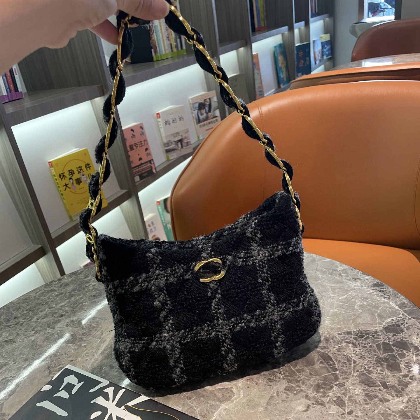 

2023 New Autumn and Winter Wool Plaid Fashion All-in-one Shoulder Bag Chain Underarm Bag Female, Black