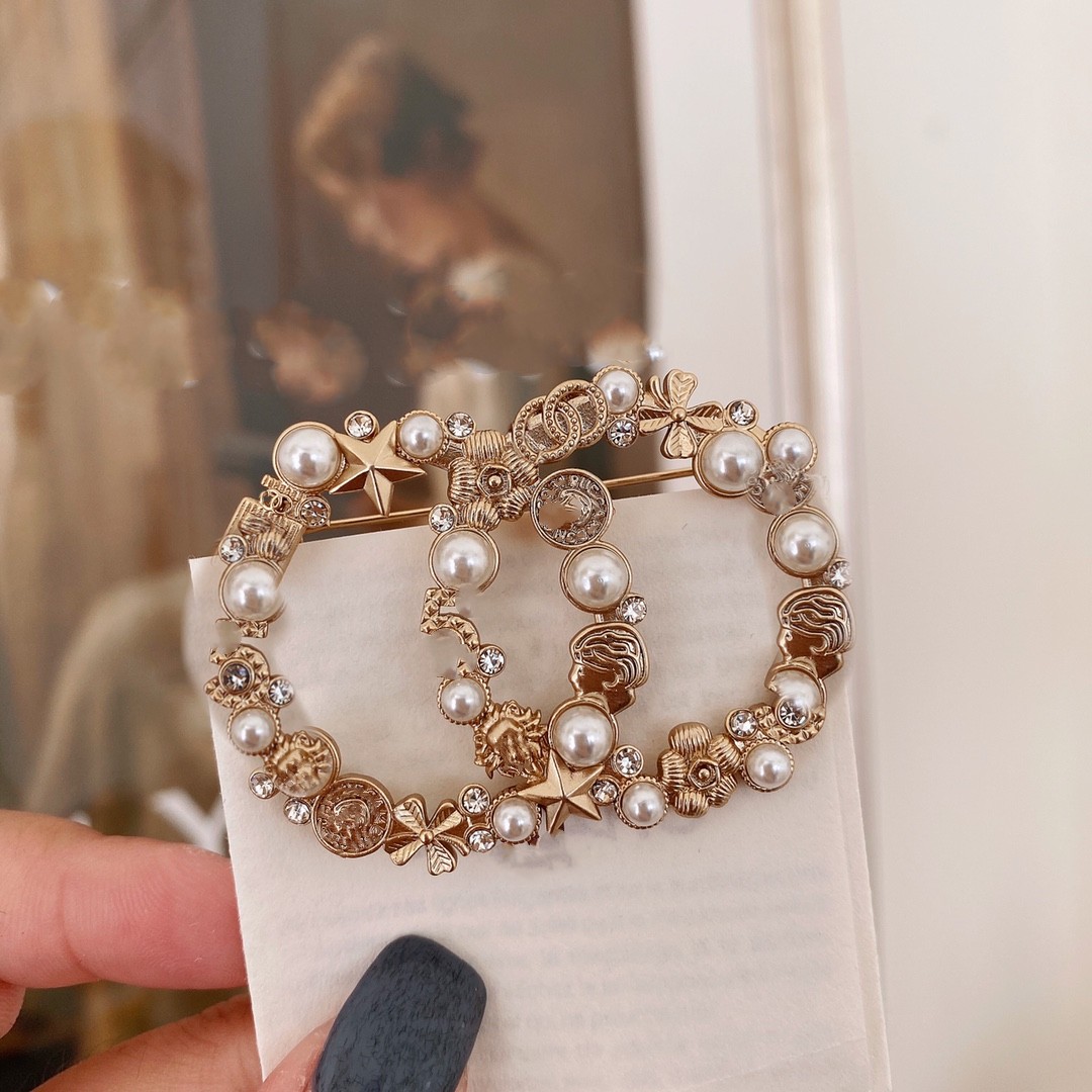 

Hollow out brooches are simple, precious, elegant, and upscale jewelry