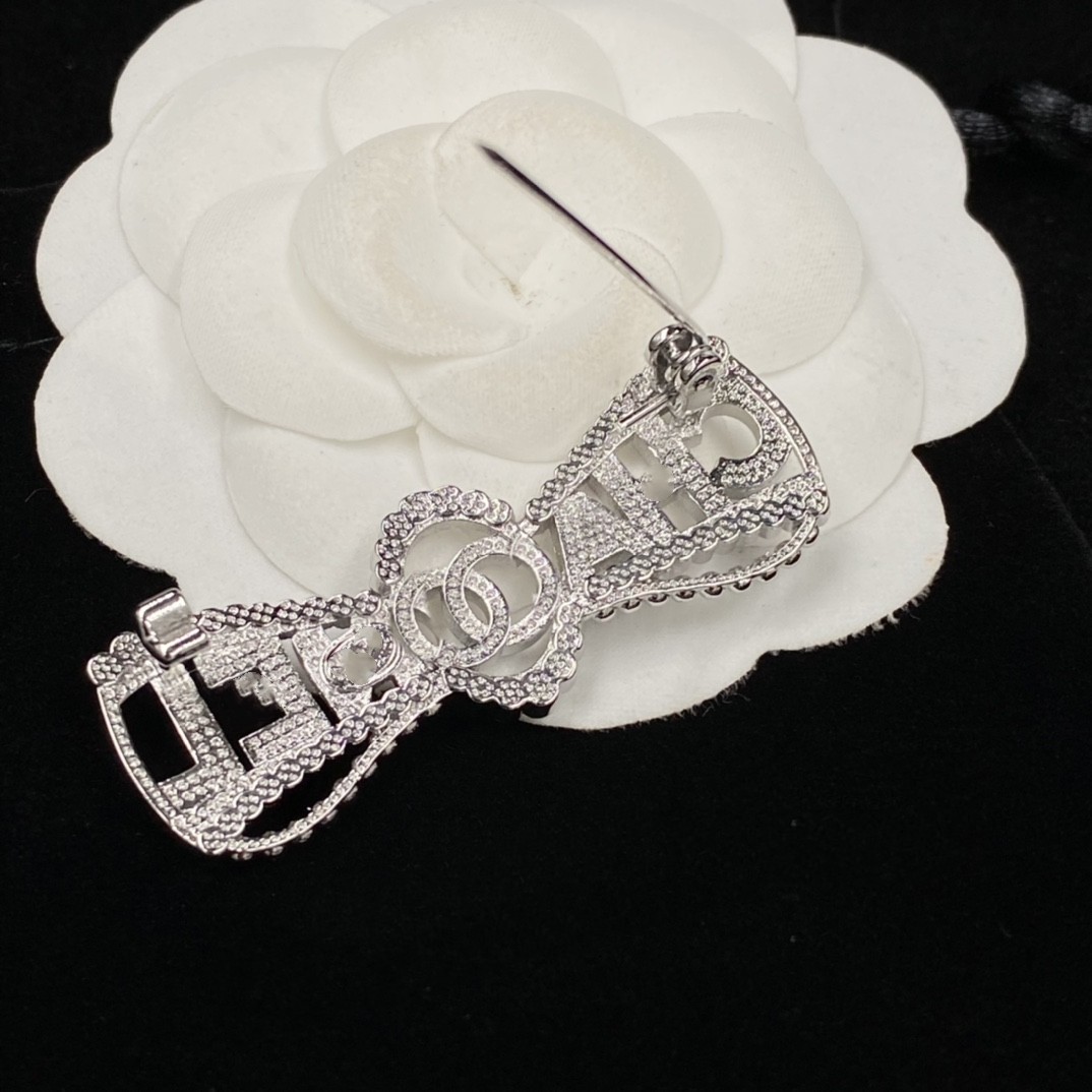 

Hollow out black woven brooch adorned with simple diamonds and precious yellow elegant and atmospheric jewelry