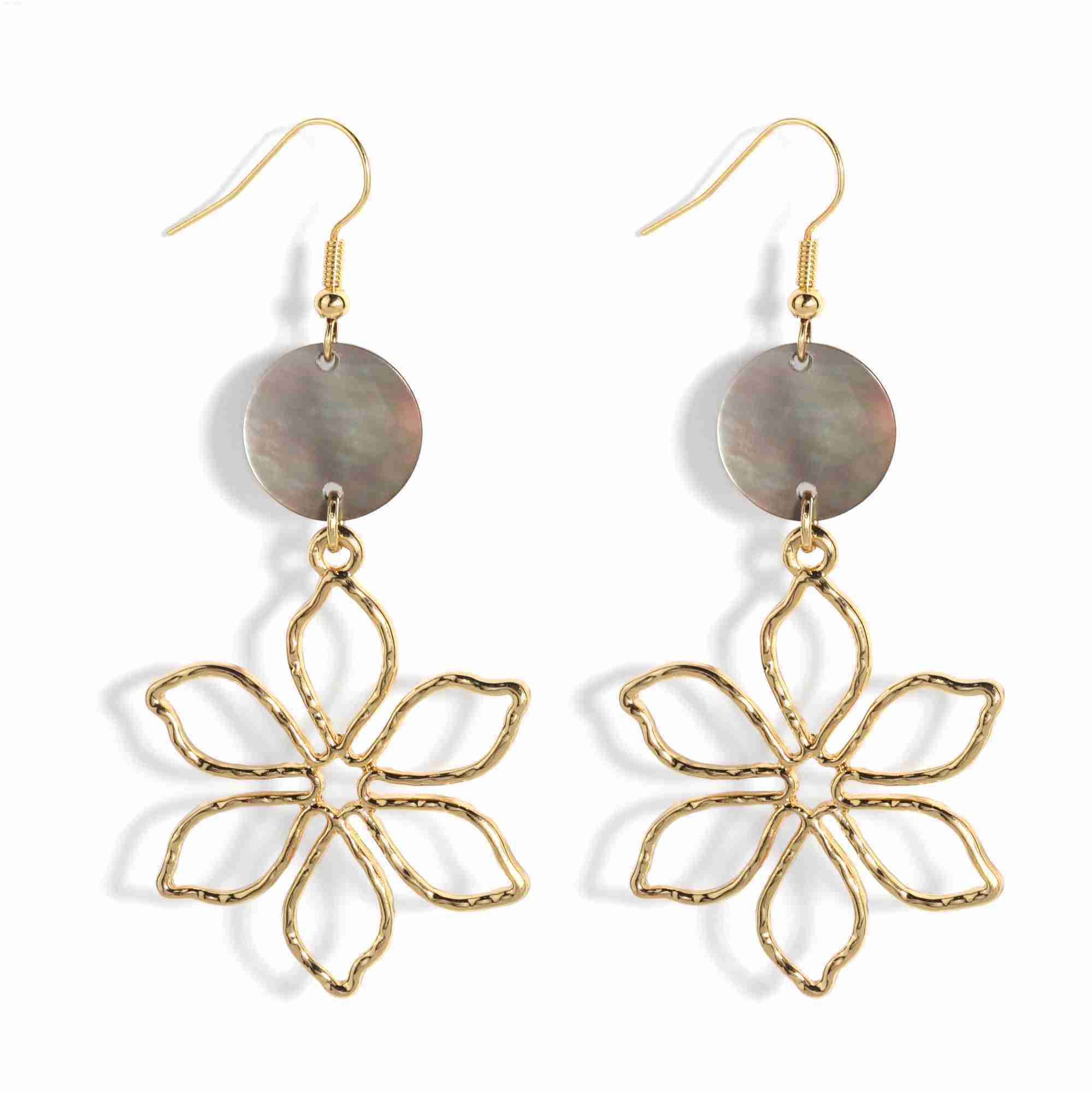 

Cute 18k Gold Plated Hawaiian Mother of Pearl Flower Earrings Fashion Island Earrings Jewelry Wholesale for Women Gift