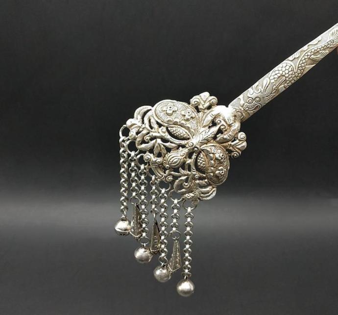 

Bangle Pan Hair Ancient Miao Silver Hairpin Wind Tassel Headdress Princess Step Shaking Simple Lotus Bell4235591